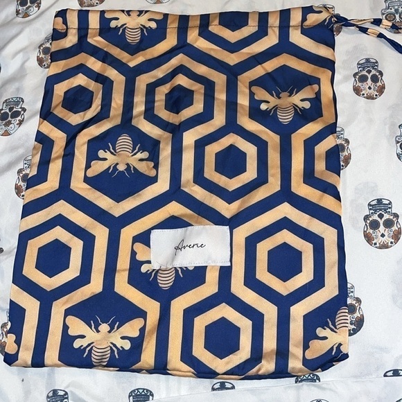 Averie Colbee Honeycomb Print Dust Bag excellent condition. - Picture 2 of 2